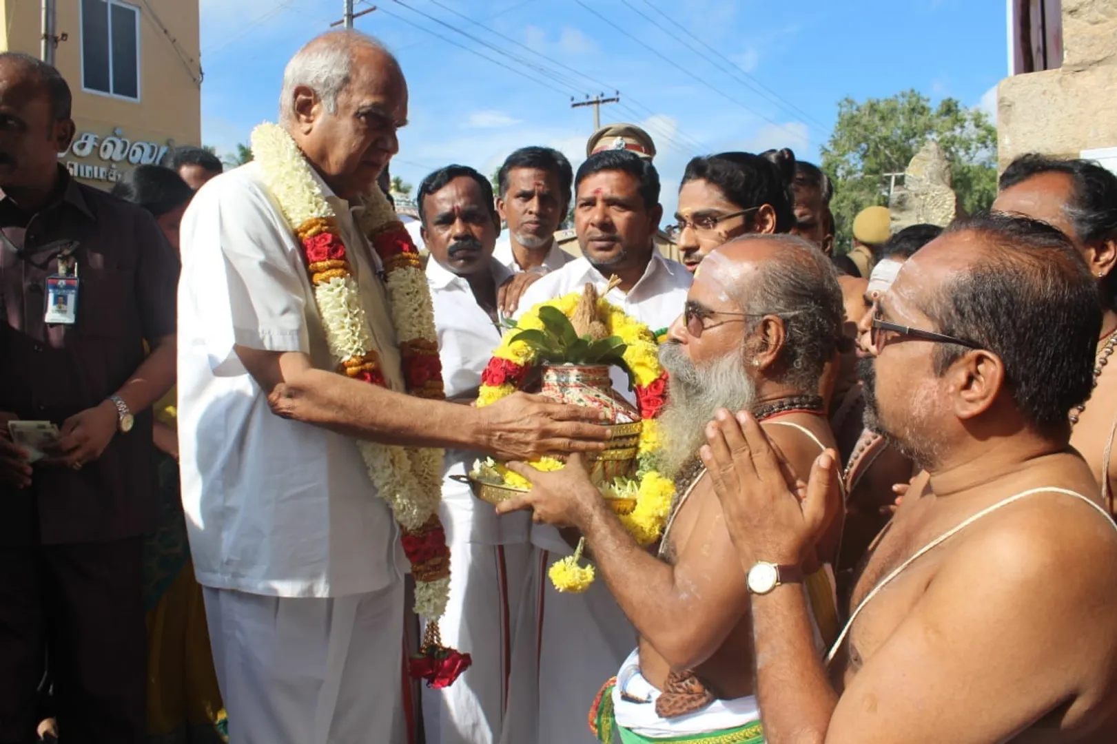 கும்பகோணம் கும்பேஸ்வரர் கோயிலில் கவர்னர் (Images)